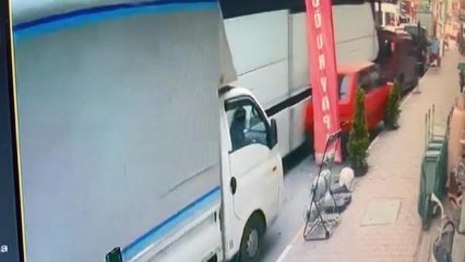 Son dakika haberi... ESENYURT'TA YOLCU OTOBÜSÜ 5 ARACA ÇARPTI O ANLAR KAMERADA