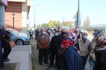 RİZE ÇAY ÜRETİCİLERİ İZİN BELGESİ İÇİN KUYRUĞA GİRDİ