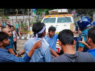 বাধার মুখে জলকামানের গাড়ি থানার ভেতর | Protesters force police to retreat with water canon