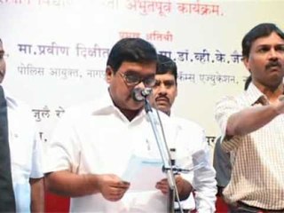 Police Officer breaks Traffic Rules.MOV