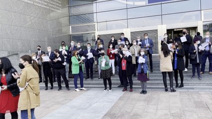 Socialistas, Verdes y La Izquierda se concentran en la Eurocámara contra las amenazas y los discursos de odio de la campaña madrileña