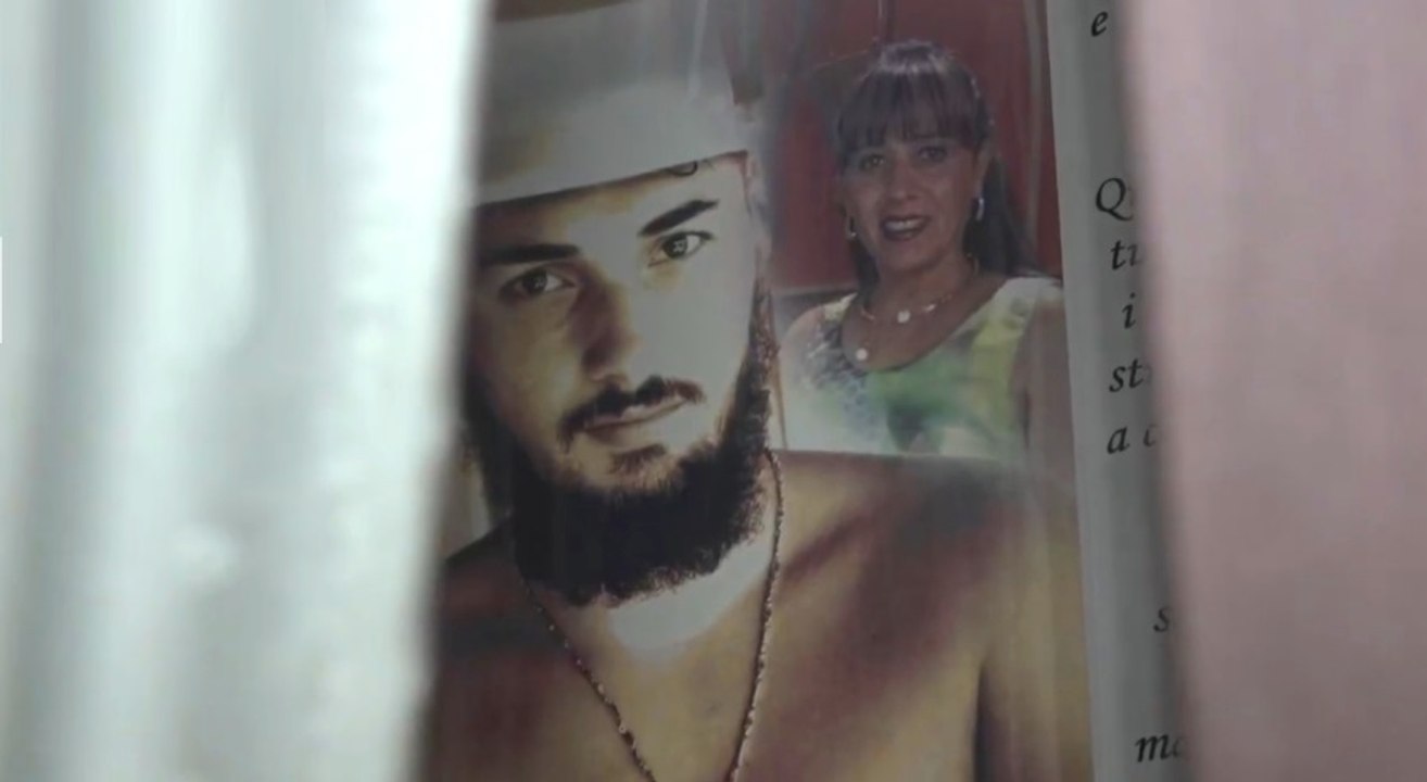 Napoli - Emanuele Sibillo, rimossa urna funeraria dedicata al "baby boss" ucciso  (28.04.21)