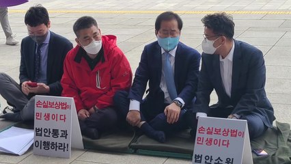 야당 시위 현장의 靑 정무수석...'새겨듣는' 자세? / YTN