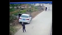 Mulher não cai do alto de um viaduto ao fazer marcha-atrás "por um fio"