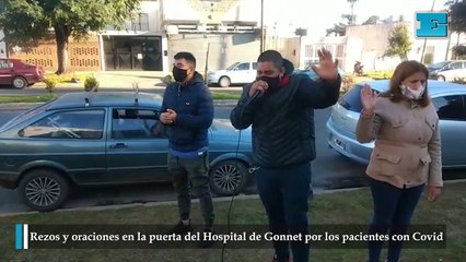 Rezos y oraciones en la puerta del Hospital de Gonnet por los pacientes con Covid