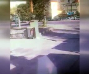 Otomobil kaldırıma böyle devrildi