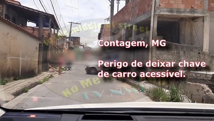Garoto pega carro do pai, sai da garagem e acerta em cheio muro do vizinho.