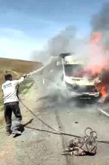 Seyir halindeki kamyonet alev alev yandı
