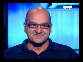 للنشر - رجل يعيش في المقابر تصوّر مع والدته