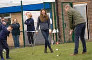 William e Kate divertem público com tacadas de golfe durante visita a projeto