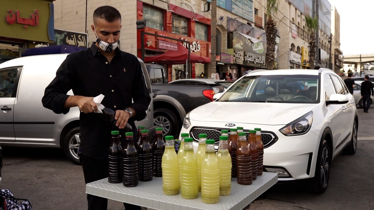 بالفيديو.. شهر رمضان متنفس لبعض الشباب الأردنيين من خلال بيع العصائر في الطرقات