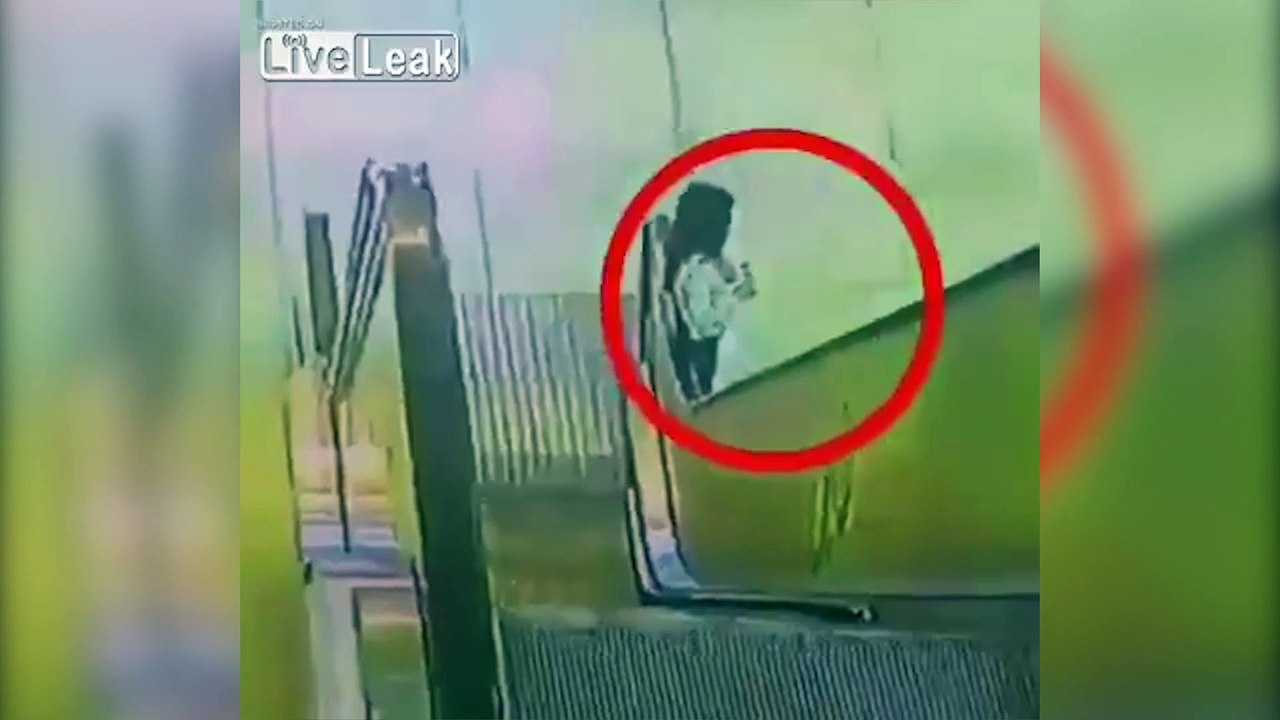 Tişörtü yürüyen merdiven bandına sıkışan çocuk ölümden döndü