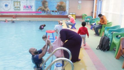 مصر: أول أكاديمية لتعليم السباحة للأطفال الرضع