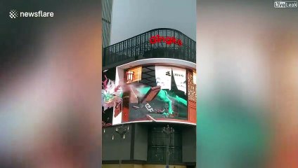 Quand un dragon sort d'un écran 3D en pleine rue...