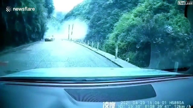 Ce conducteur échappe de justesse à un éboulement en pleine route