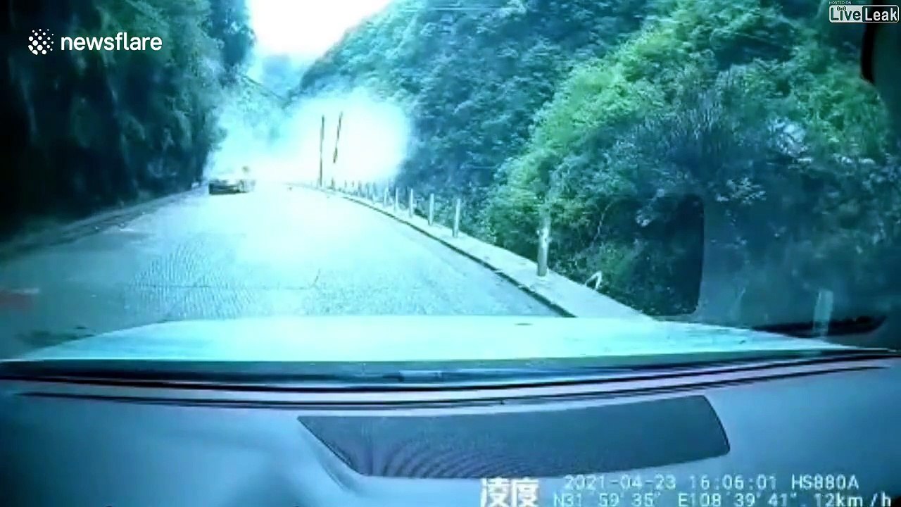 Ce conducteur échappe de justesse à un éboulement en pleine route