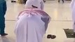حمامة تقف على رأس أحد المصلين في الحرم المكي: فيديو سيخطف قلبك