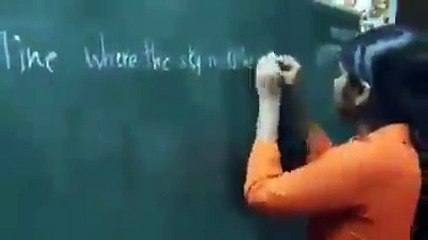 Görenler şaşırıyor! İki eliyle yazı yazıyor