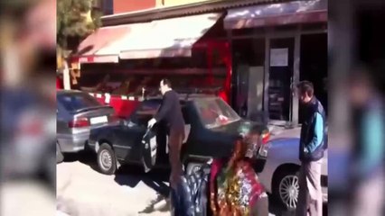 Dar alana park ettiği aracını bakın nasıl çıkardı...