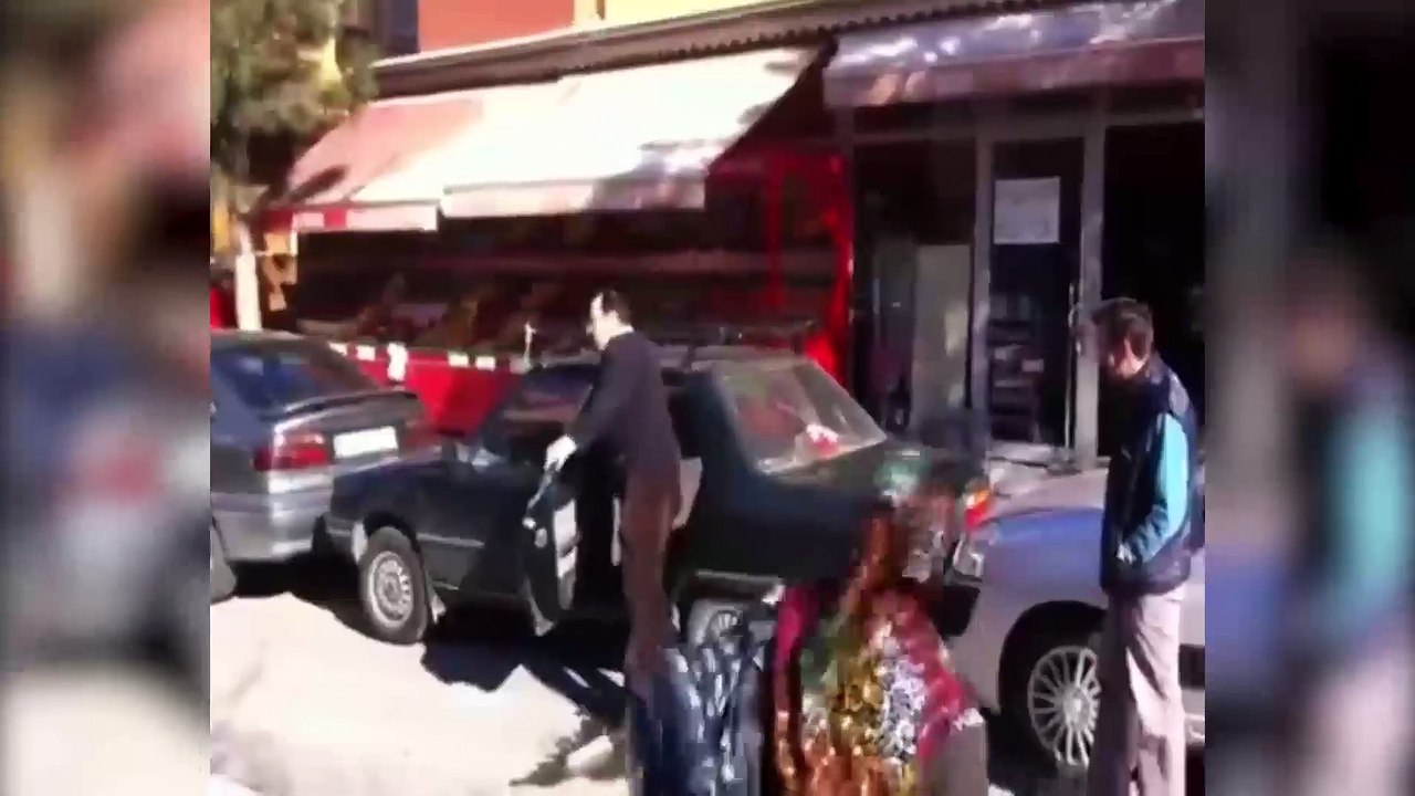 Dar alana park ettiği aracını bakın nasıl çıkardı...