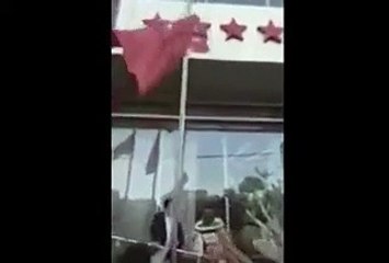 Erbil'de bir grup Türk bayrağını yakmaya çalıştı!