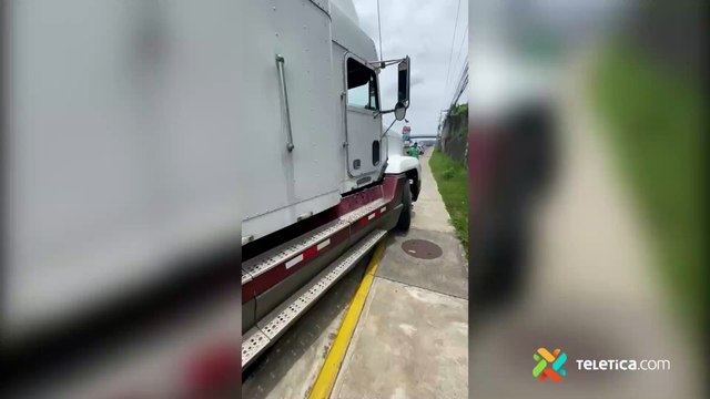 tn7 Video- Chofer de furgón se sube a la acera y por poco atropella a ciclista y peatón 280421