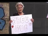 عيش كتير -“free hug” في شارع الحمرا