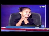 للنشر - طفلة تراقص أفاعي الكوبرا مباشرة في استديو للنشر.