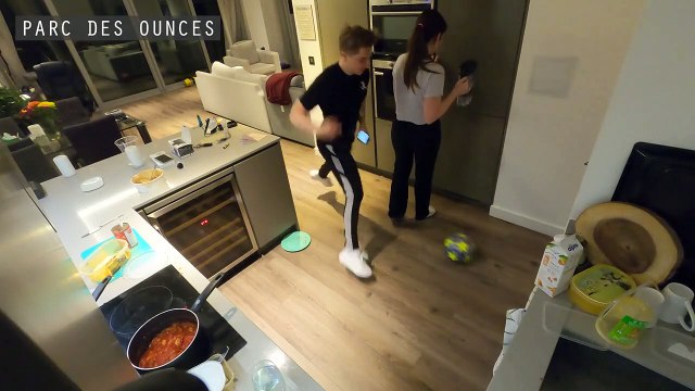 Il met des petits ponts à sa petite amie comme un grand joueur de foot