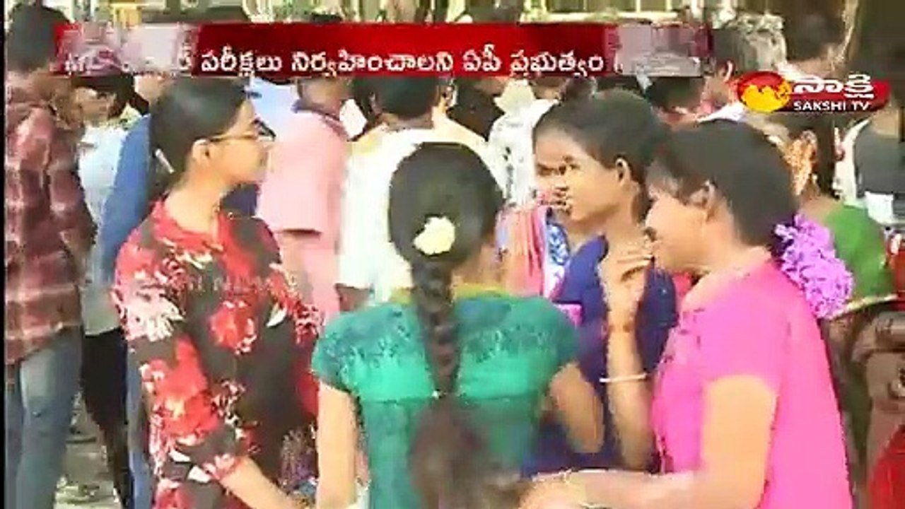 ప్రభుత్వం నిర్ణయం పట్ల హర్షం వ్యక్తం చేస్తున్న విద్యార్థులు