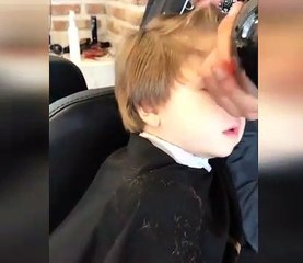 Tıraş olurken uykuya yenik düşen sevimli çocuk