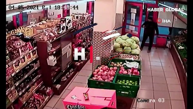 Markette aldıklarını bıraktı, gözüne kestirdiği ürünü çaldı