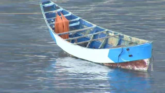 Llegan a puerto los cadáveres de 24 migrantes hallados en una embarcación a la deriva en Tenerife