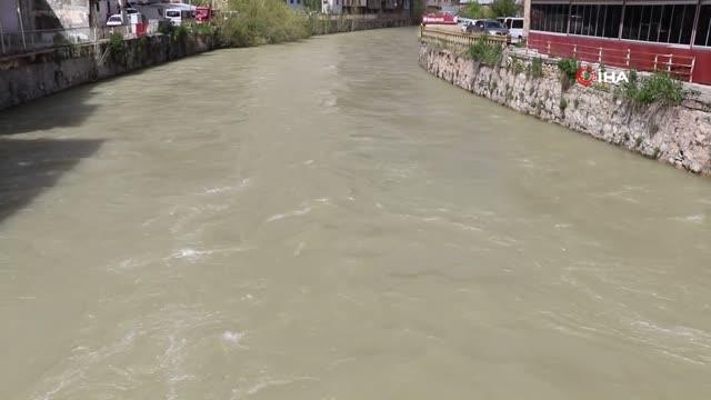 Çoruh Nehri'nin debisi arttı: Bayburt, Venedik'i andırdı