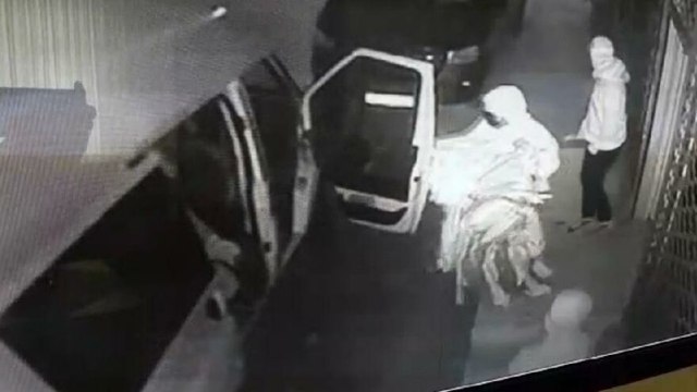 Levye ile kilidi kırdılar, 30 bin TL’lik kıyafeti çaldılar
