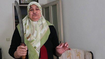 Annesini, eve getirdiği zırhı göstererek, "Seni kıyma yapacağım" diye tehdit etti