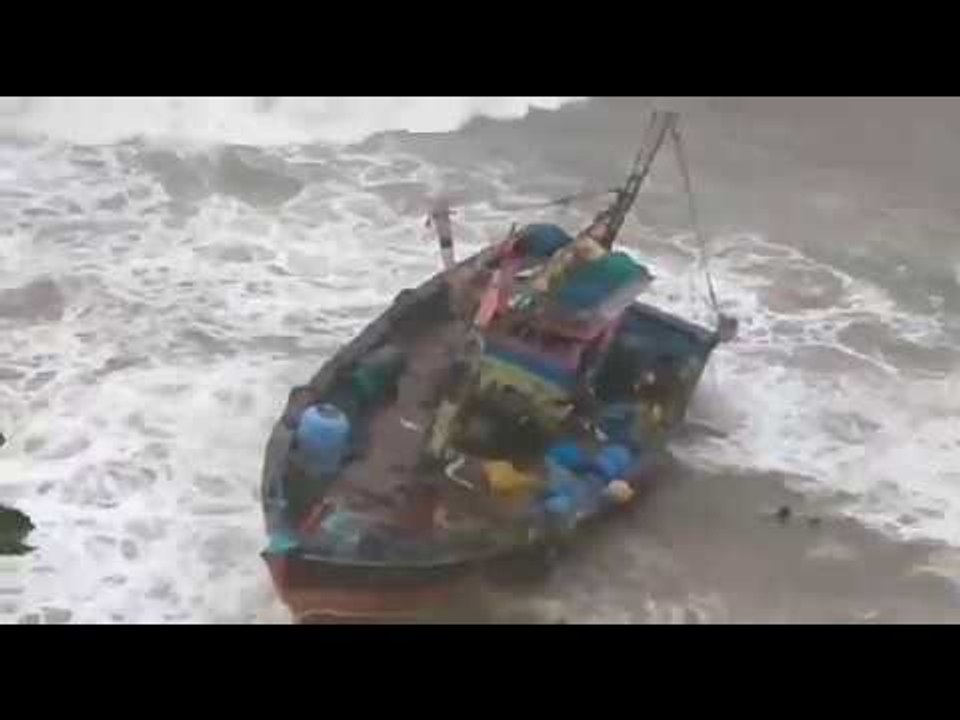 खवळलेल्या समुद्रात मासेमारी नौका भरकटली (Incredible video - fishing boat in rough sea)