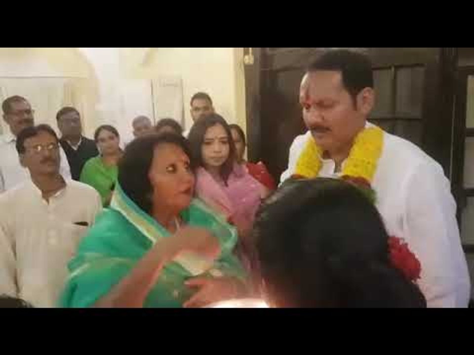 राष्ट्रवादी काँग्रेसचे उमेदवार उदयनराजे भोसले अर्ज दाखल करण्यासाठी जाण्यासाठी निघाले