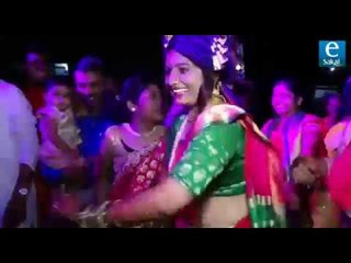 नवरीची निघाली घोड्यावरून वरात