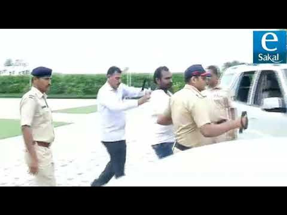 युवा सेनेच्या कार्यकर्त्यांनी पकडला पाकिटचोर
