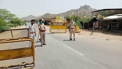पुलिस ने नाकाबंदी कर काटे चालान