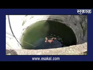 तो पाण्यातही करतो योगासन | Latest Marathi News I आजच्या ठळक बातम्या | ताज्या बातम्या | Sakal Media |