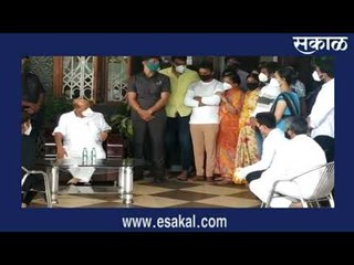 शरद पवार यांनी दिवंगत नगरसेवक दत्ता साने यांच्या कुटुंबीयांची भेट घेऊन केले सांत्वन | Sakal Media |