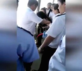 Telefonu denize düşünce peşinden atlamak istedi