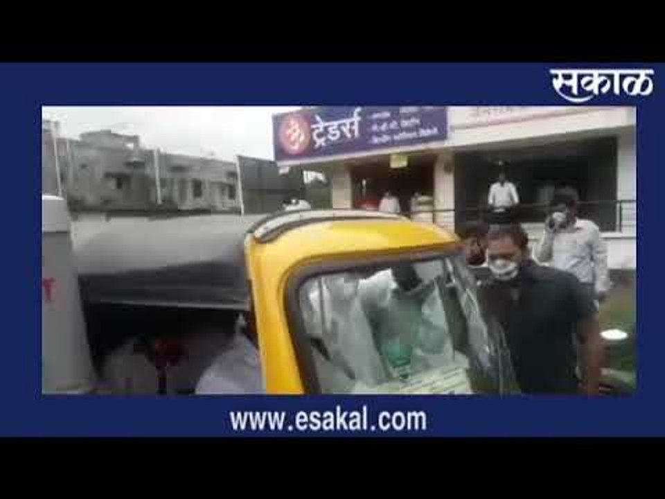 डॉ. सुजय विखे पाटील यांनी चालवली रिक्षा