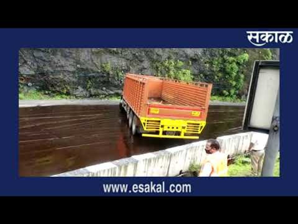 पुणे-मुंबई द्रुतगती मार्गावर टँकर उलटल्याने वाहतूक विस्कळीत | मराठी ताज्या बातम्या | Sakal Media |