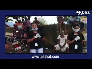 पुरग्रस्त गावात स्वच्छतेसाठी एकवटले युवकांचे हात | मराठी ताज्या बातम्या | Sakal Media |