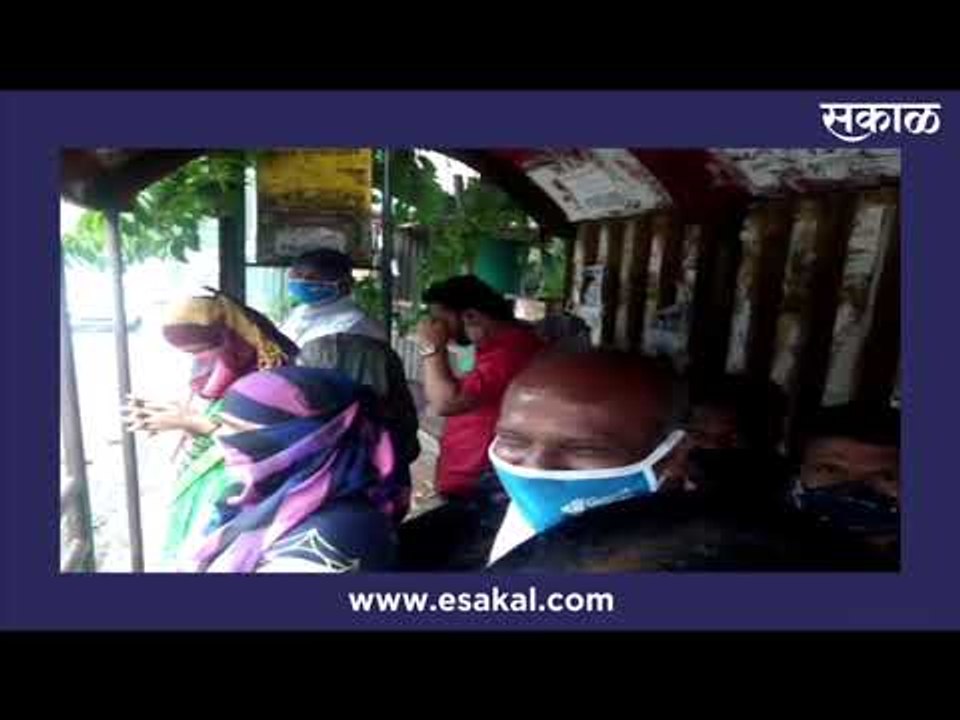 मुसळधार पावसाने पुणेकरांची तारांबळ; घेतला बसटॉपचा आडोसा  | Pune | Sakal Media |