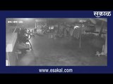 तो दबकत दबकत आला आणि...... | CCTVfootage | Sakal Media |