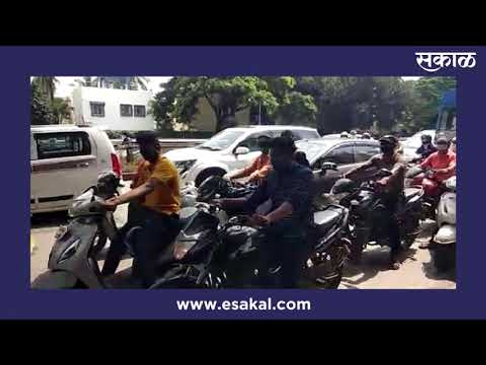 पोलीस कर्मचाऱ्यानी कारवाई करून संदेश दिला | Pune | Sakal Media |